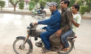 دو 'فرشتوں' کی مفت موٹرسائیکل سروس