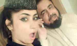 The story behind the Qandeel selfie that got Mufti Qavi suspended