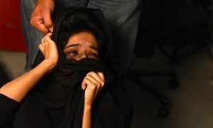 لاہور پولیس کا بچوں کے سامنے ماں پر تشدد