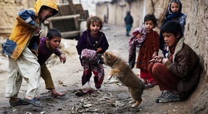 افغان مہاجرین کی 'جبراً واپسی': یو این ایچ سی آر پر تنقید