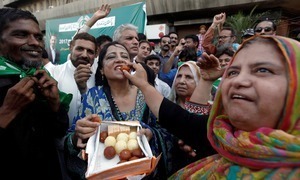ڈھول تاشے، رقص اور مٹھائیاں