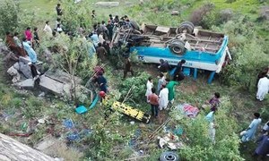 مری: بس کھائی میں گرنے سے 4 افراد جاں بحق