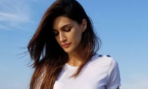 ویڈیو وائرل ہونے کے بعد کریتی سنن پر تنقید