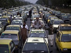 اسلام آباد میں آن لائن ٹیکسی سروس کے خلاف احتجاج