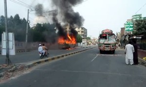 بس کی ٹکر سےطالبعلم جاں بحق، طلباء نے 4 بسیں جلادیں