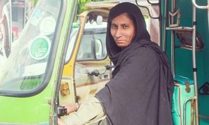 تمام تر مسائل کے باوجود رکشہ چلا کر بچوں کو پالنے والی خاتون