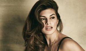 جیکولین پول ڈانس کے بعد مارشل آرٹس کرتب دکھائیں گی