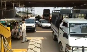 خانیوال: چینی مزدوروں کا سیکیورٹی اہلکاروں پر تشدد، قومی شاہراہ بلاک