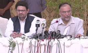 عمران خان &rsquo;نیٹو&lsquo; کمانڈر ہیں، احسن اقبال