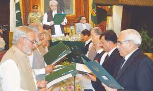 پشاور: خیبرپختونخوا کی 10 رکنی نگراں کابینہ نے حلف اٹھا لیا