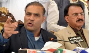 عابد شیر علی اور خاتون پریزائیڈنگ افسر میں تکرار، پولنگ رک گئی