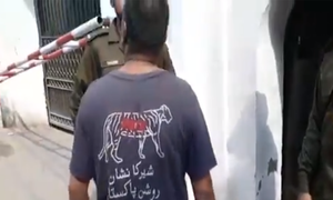 شیر کے نشان کی شرٹ پہن کر آنے والے شخص کو ووٹنگ کی اجازت نہیں دی گئی