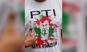نہ مٹنے والی سیاسی کے ساتھ انگوٹھوں کی تصاویر کا سلسلہ شروع