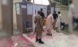 پولنگ کے دوران تعینات فوجی اہلکار پر گل پاشی، پولیس اہلکار نظر انداز