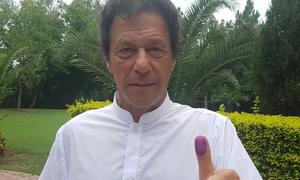 سربراہ تحریک انصاف عمران خان نے اپنا ووٹ کاسٹ کردیا