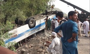 کوہاٹ: مسافر کوچ اور ٹینکر میں تصادم، 18 افراد جاں بحق