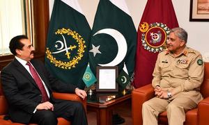 Former army chief Raheel Sharif calls on Gen Bajwa at GHQ