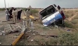 بلوچستان: مسافر وین اور ٹرک میں تصادم، 11 افراد جاں بحق