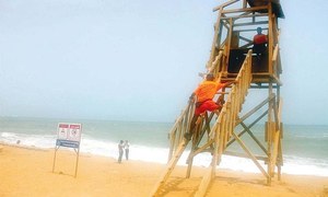 کراچی کے ساحلوں پر زندگی اور موت کا کھیل