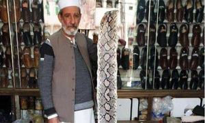 سانپ کی کھال سے چپل تیار کرنے والے دکاندار پر 50 ہزار روپے جرمانہ
