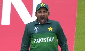 عوام کا 'جماہیاں' لیتے سرفراز کو واپس بھیجنے کا مطالبہ