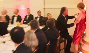 خاتون کو تقریب میں &lsquo;دبوچنے&rsquo; والے برطانوی وزیر کو ہٹانے کا مطالبہ