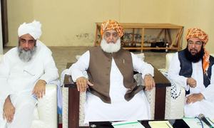 JUI-F calls for &lsquo;decisive&rsquo; long march against govt in October