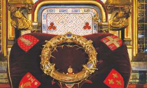 Crown relic saved from Notre Dame presented again to public