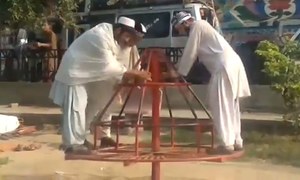 'یہ استعفیٰ لینے آئے ہیں یا جھولے؟'
