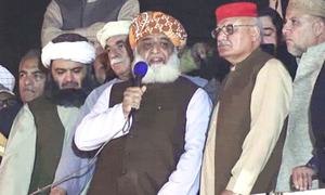 حکومت سے نجات تک ہم  میدان میں رہیں گے، مولانا فضل الرحمٰن