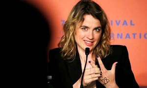 فرانسیسی عدالت میں فلم ساز پر&rsquo;نابالغ لڑکی&lsquo; کے جنسی استحصال کا الزام عائد