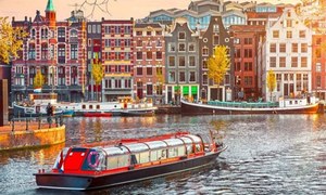 سیاحوں کی بڑھتی تعداد سے پریشان شہر کے 'انوکھے منصوبے'