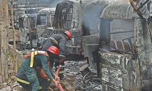 پیٹرول پمپ پر ایل پی جی ٹینکر الٹنے سے دھماکا، 200 گاڑیاں جل گئیں