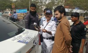 سندھ: ٹریفک قوانین کی خلاف ورزی پر جرمانے کی رقم 5 ہزار روپے تک بڑھانے کی تجویز