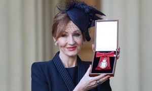 مخنث افراد پر تبصرے پر تنقید، جے کے رولنگ نے انسانی حقوق کا اعزاز واپس کردیا