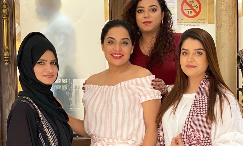 میرا کی &rsquo;مرغی&lsquo; پکانے کی ویڈیو وائرل