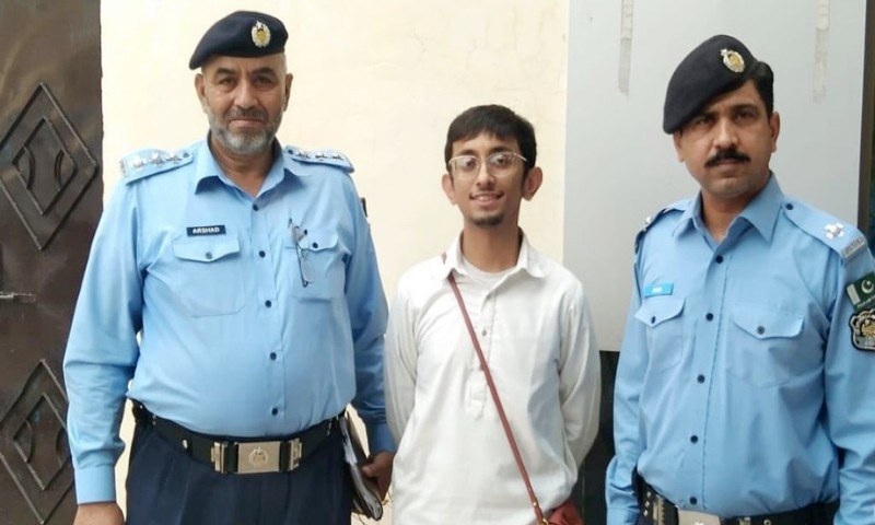 قائد اعظم کی تصویر کے سامنے فوٹو شوٹ کروانے والے لڑکے کو گرفتار نہیں کیا، پولیس