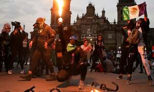 خواتین پر تشدد کے خلاف مختلف ممالک میں ہزاروں افراد کا احتجاج