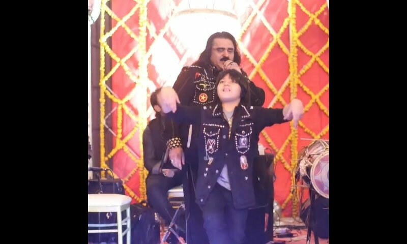 عارف لوہار اور ان کے کم سن بیٹے کی پرفارمنس نے لوگوں کے دل جیت لیے