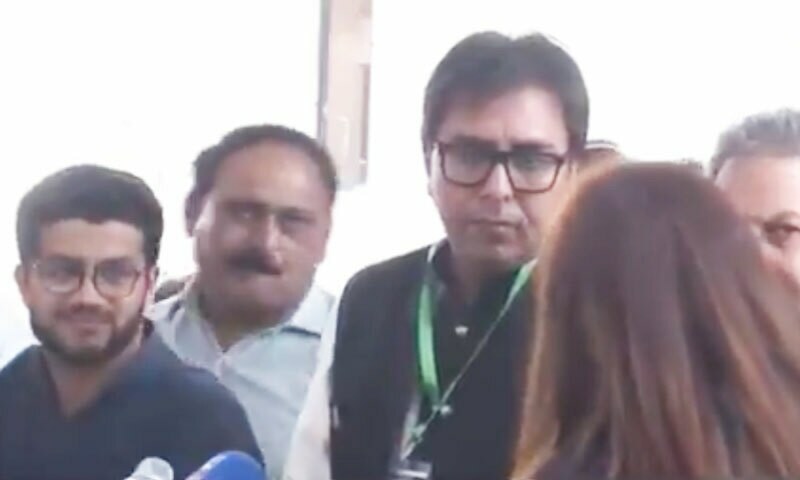 نازیبا الفاظ استعمال کرنے کے سوال پر شہباز گِل کے نامناسب جواب پر لوگ برہم