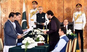 President Alvi administers oath to 4 new members of PM Shehbaz's cabinet