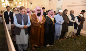 Pakistani pilgrims accost, chant slogans against PM Shehbaz, federal ministers at Masjid-i-Nabwi