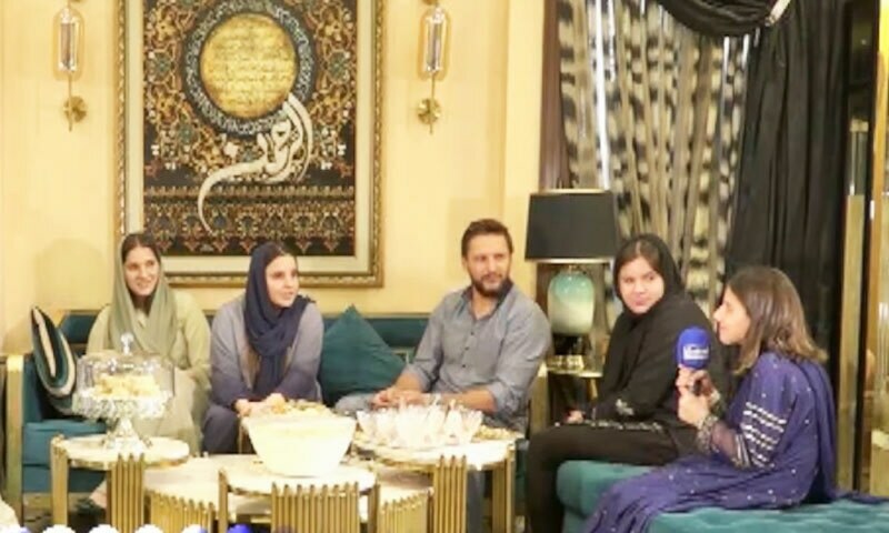 شاہد آفریدی کی پہلی بار بیٹیوں کے ہمراہ ٹی وی پروگرام میں شرکت