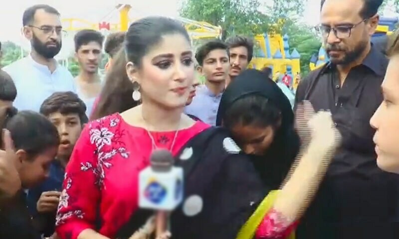 خاتون رپورٹر کی جانب سے لڑکے کو تھپڑ مارنے کی ویڈیو وائرل