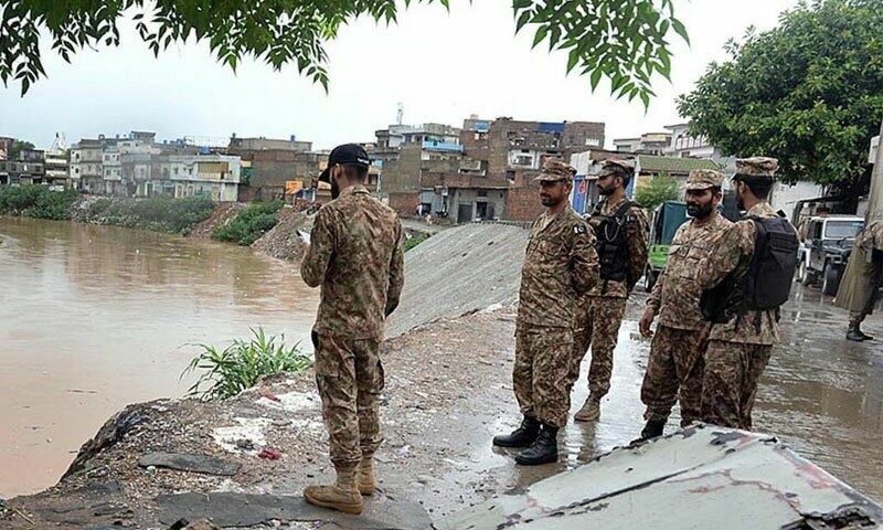 سیلاب سے متاثرہ علاقوں میں پاک فوج شہری انتظامیہ کےساتھ امدادی سرگرمیوں میں مصروف