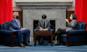 Taiwan touts 'democracy chips' in meeting with US state governor