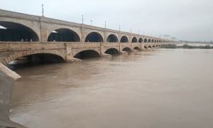 High-level flood in Sukkur Barrage as casualties rise by 57