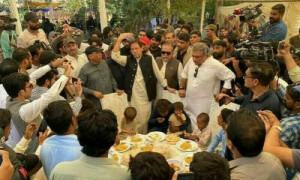 سیلاب متاثرین کو کھانا کھلاتے وقت ریکارڈنگ کیے جانے پرعمران خان پر تنقید
