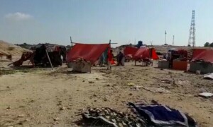 خیرپور کی خیمہ بستی میں بچی بھوک اور پیاس کے باعث دم توڑ گئی، والدین