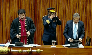سینیٹ اجلاس: اسحٰق ڈار نےسینیٹ کی رکنیت کا حلف اٹھا لیا، اپوزیشن کا شور شرابا